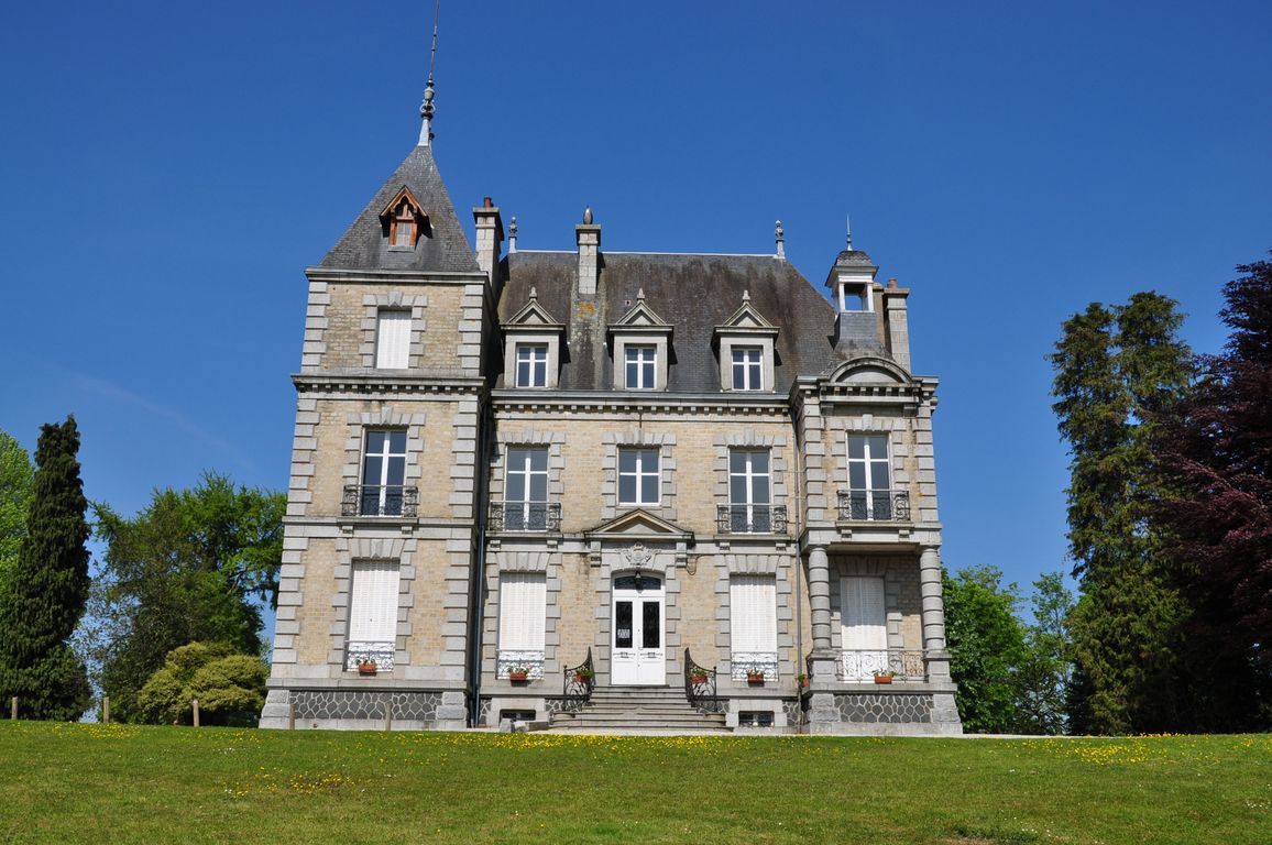 CHATEAU DE BONNEFONTAINE Site de la commune de Barenton
